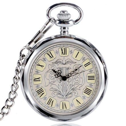 Vintage Oude Mechanische Horloges Met Romeinse Cijfers Op Een Grijze Witte Betonnen Muur Image156138434